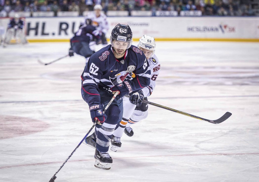 Michal Řepík nasázel v pondělním zápase KHL na ledě čínského Kunlunu hattrick, jeho Slovan i tak prohrál 3:4 po nájezdech