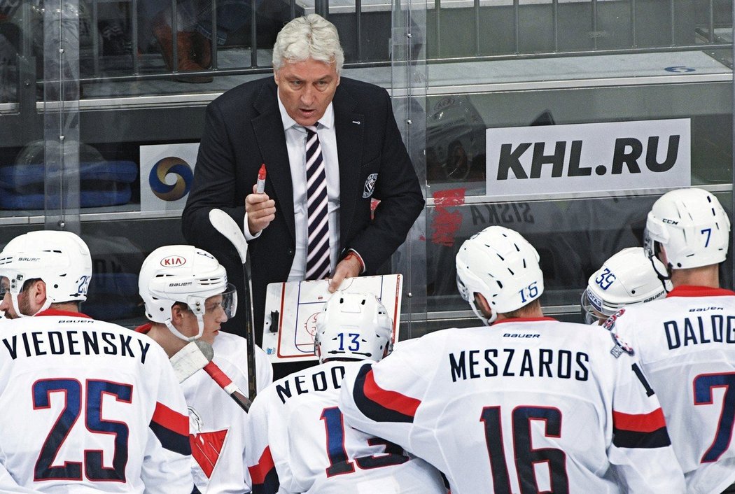 Český trenér musí řešit bídnou přípravu svého týmu. Dokáže ho před startem KHL nakopnout?