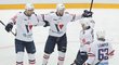 Hokejisté Slovanu Bratislava se radují ze vstřelené branky v utkání KHL na ledě Omsku, kde překvapivě vyhráli 3:2 v prodloužení