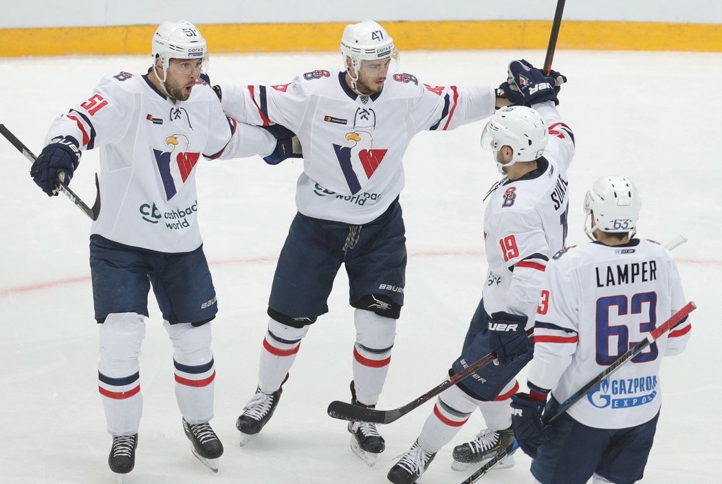 Hokejisté Slovanu Bratislava se radují ze vstřelené branky v utkání KHL na ledě Omsku, kde překvapivě vyhráli 3:2 v prodloužení