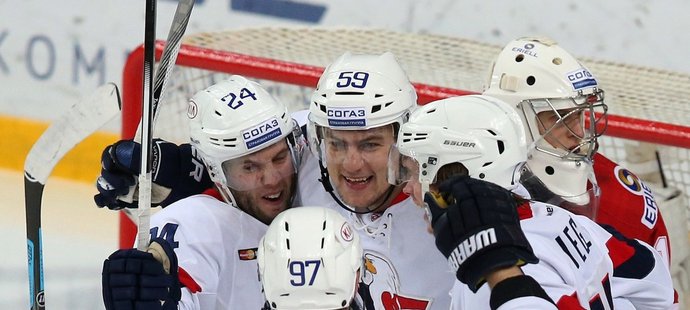 Hokejisté Slovanu Bratislava se radují z gólu