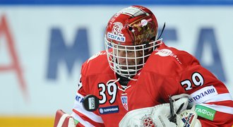 Souboj gólmanů v KHL: Hašek překonal Štěpánka