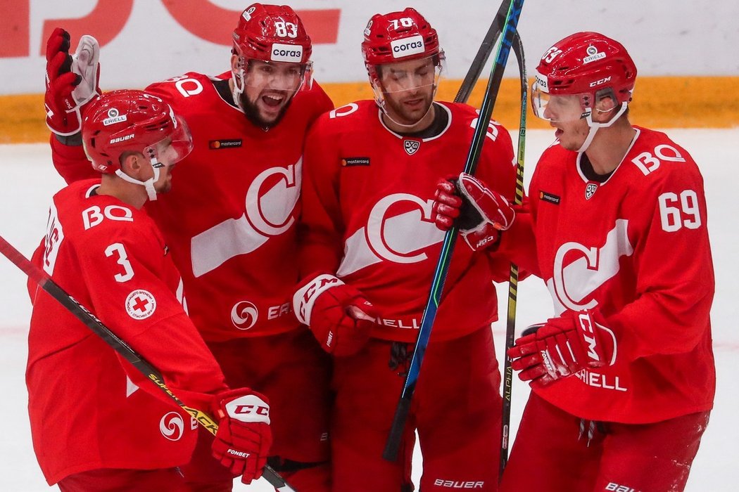 Lukáš Radil (vpravo) zařídil Spartaku výhru na ledě Dinama Minsk