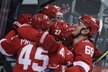 Hokejisté Spartaku Moskva se radují ze vstřelené branky, úplně vpravo český útočník Lukáš Radil