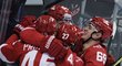Hokejisté Spartaku Moskva se radují ze vstřelené branky, úplně vpravo český útočník Lukáš Radil