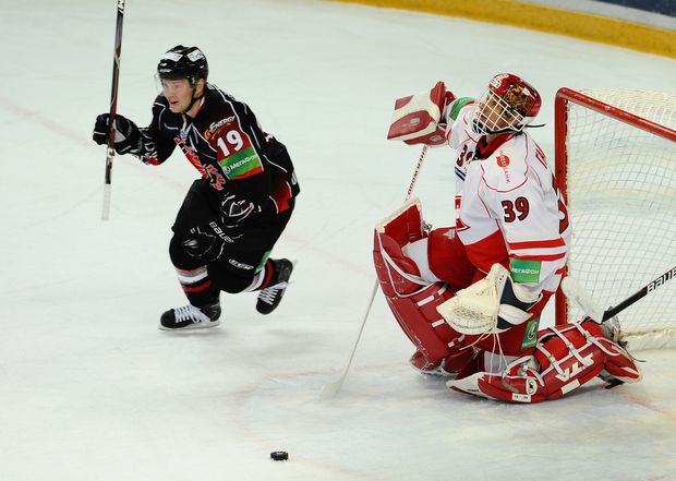 Dominik Hašek právě inkasuje Dominik Hašek právě inkasuje
