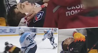 Horor v KHL! Bek zblokoval střelu obličejem, má poraněný mozek