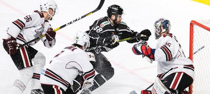 Útočník Tomáš Hyka (v černém) vstřelil první hattrick v KHL, ale na vítězství to Čeljabinsku nestačilo