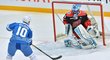 Kanaďan Matt Ellison překonává v Utkání hvězd KHL českého brankáře Východu Alexandra Saláka