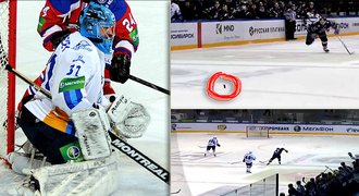 VIDEO: KHL vzhůru nohama! Brankáři připsali gól. Takhle padl