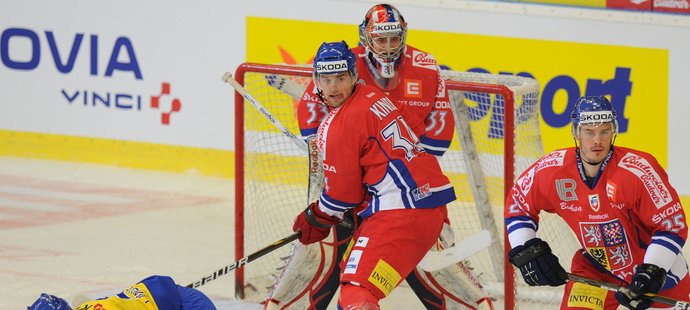 Jakub Kindl (na snímku stojící před brankou) dodatečně vypadne z české nominace na hokejové mistrovství světa. Nahradí ho slávistický mladík Jakub Krejčík