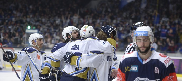 Hokejisté Kladna otočili v 5. kole baráže o extraligu proti Chomutovu skóre z 0:3 na 4:3 a díky třetímu vítězství za sebou si upevnili druhou pozici.