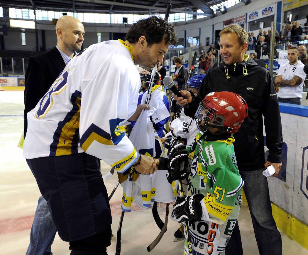 Jaromír Jágr gratuluje Michalu Petrovi, který vyhrál kategorii ročníku 2003