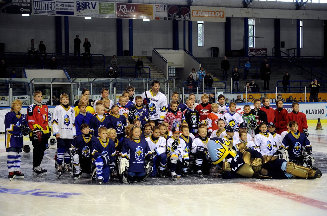 Společná fotka Jaromíra Jágra s dětmi, které přesvědčily o svých hokejových kvalitách a mohly si s českou legendou zatrénovat