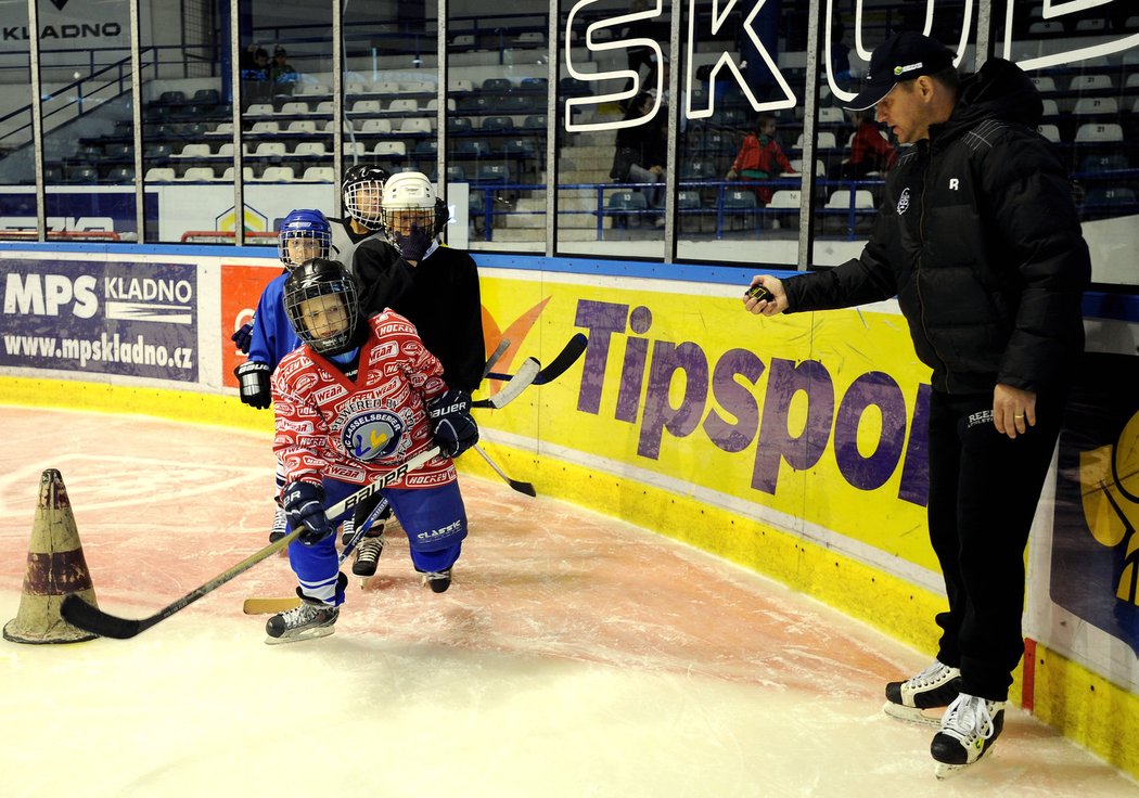 Pavel Patera měří čas malým hokejistům, kteří soutěžili o možnost zatrénovat si s Jaromírem Jágrem