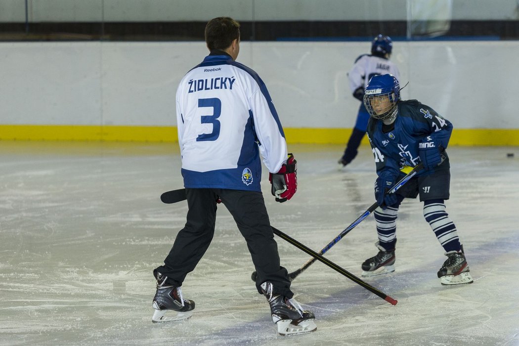Mladí hráči mají možnost potkat se slavnými hráči přímo na ledě.