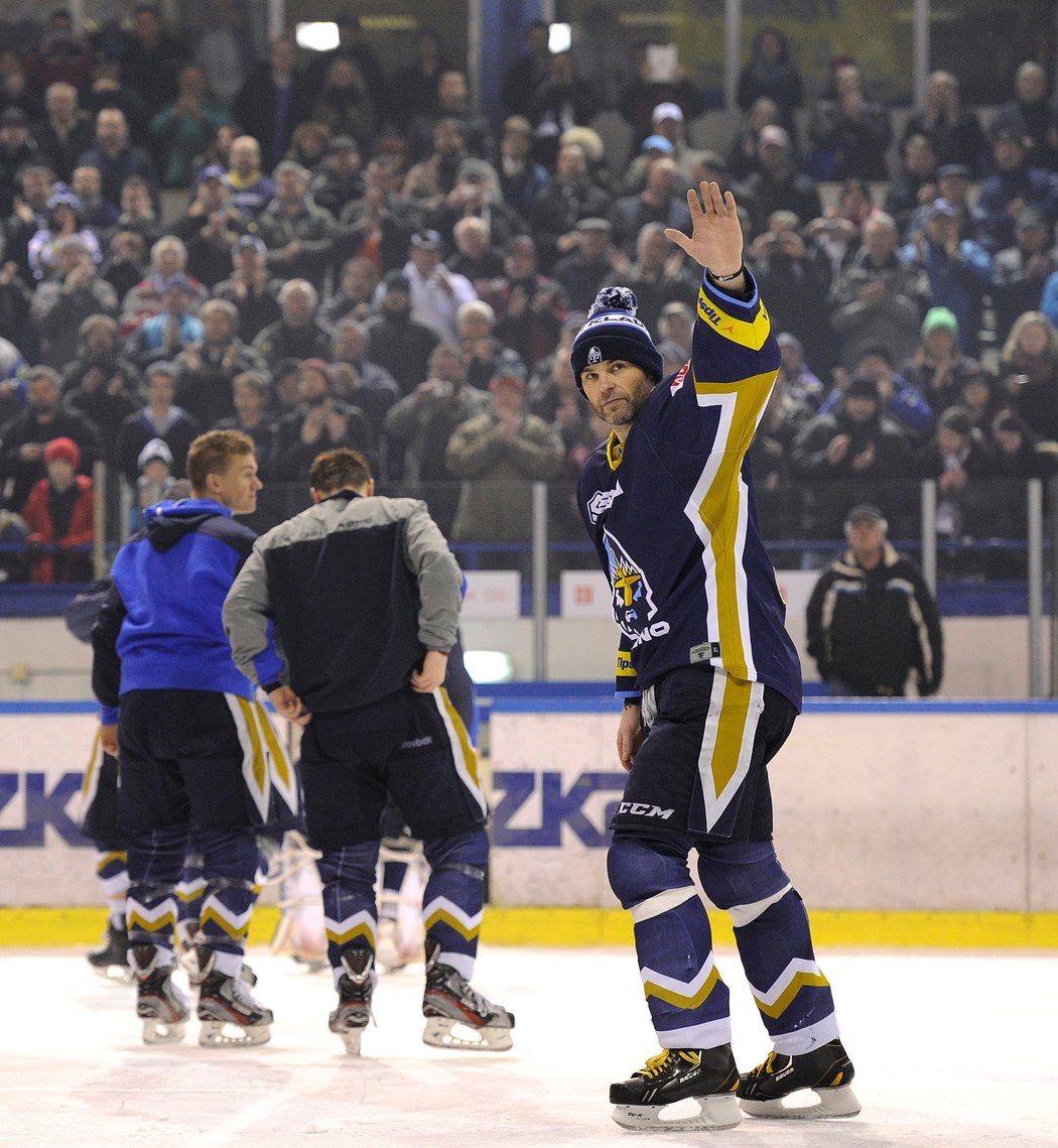 Jaromir Jagr greets fans after his last game for Kladno during the NHL lockout