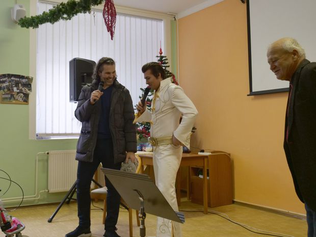 Jaromír Jágr si zvládl popovídat i s imitátorem Elvise Presleyho Jaromír Jágr si zvládl popovídat i s imitátorem Elvise Presleyho