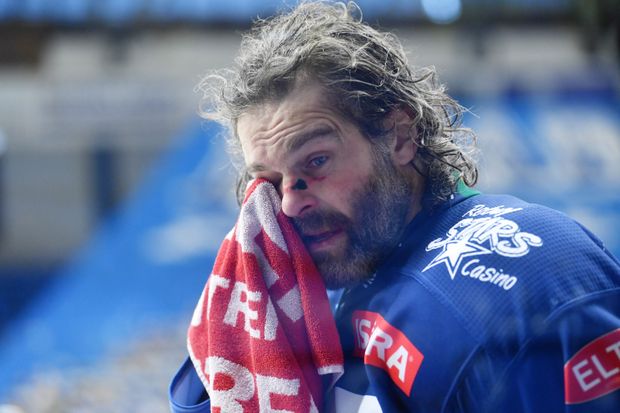 Jaromír Jágr v téměř padesáti letech dál válčí na minovém poli. Ví, že kdekdo čeká na jeho zaváhání Jaromír Jágr v téměř padesáti letech dál válčí na minovém poli. Ví, že kdekdo čeká na jeho zaváhání