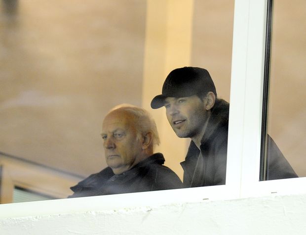 Jaromír Jágr sleduje spolu s otcem marný boj Kladna Jaromír Jágr sleduje spolu s otcem marný boj Kladna