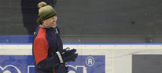 Jaromír Jágr a jeho tradiční široký úsměv na lehkém kladenském tréninku