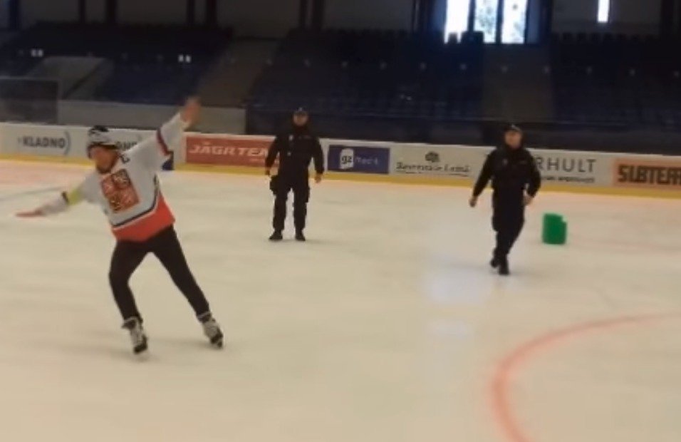 Městští strážníci v Kladně nahání na ledě pomateného muže, který ohrožoval hokejisty nožem
