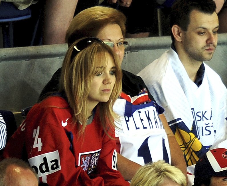 Takhle Plekancovi na tribuně fandila Lucie Šafářová během hokejového šampionátu v Bratislavě