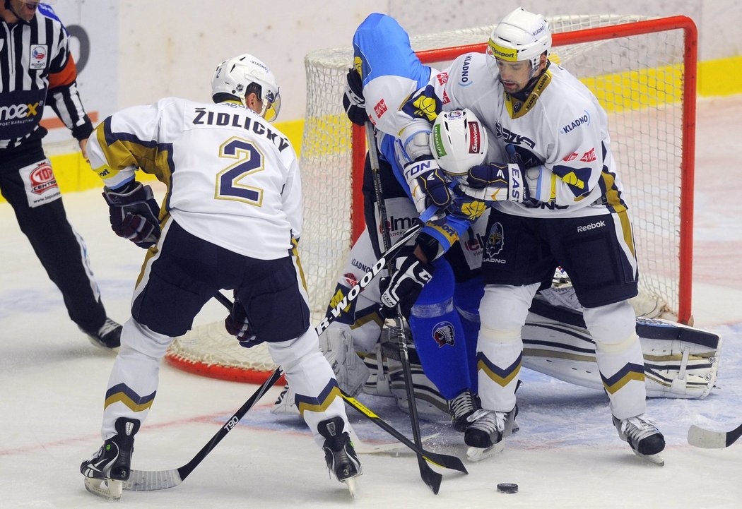 Hokejisté Plzně zdolali v předehrávce 11. kola extraligy Kladno 2:1 po samostatných nájezdech a posunuli se na druhé místo tabulky. V rozstřelu o tom rozhodl Jan Kovář.