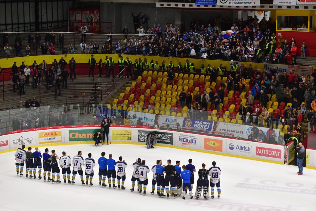 Hokejisté Kladna slaví se svými fanoušky postup do baráže o Tipsport extraligu