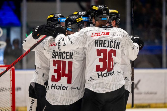 ONLINE: Spartu s Kladnem rozsoudí nájezdy, výhra Pardubic. Třinec - Kometa 6:5 ONLINE: Spartu s Kladnem rozsoudí nájezdy, výhra Pardubic. Třinec - Kometa 6:5