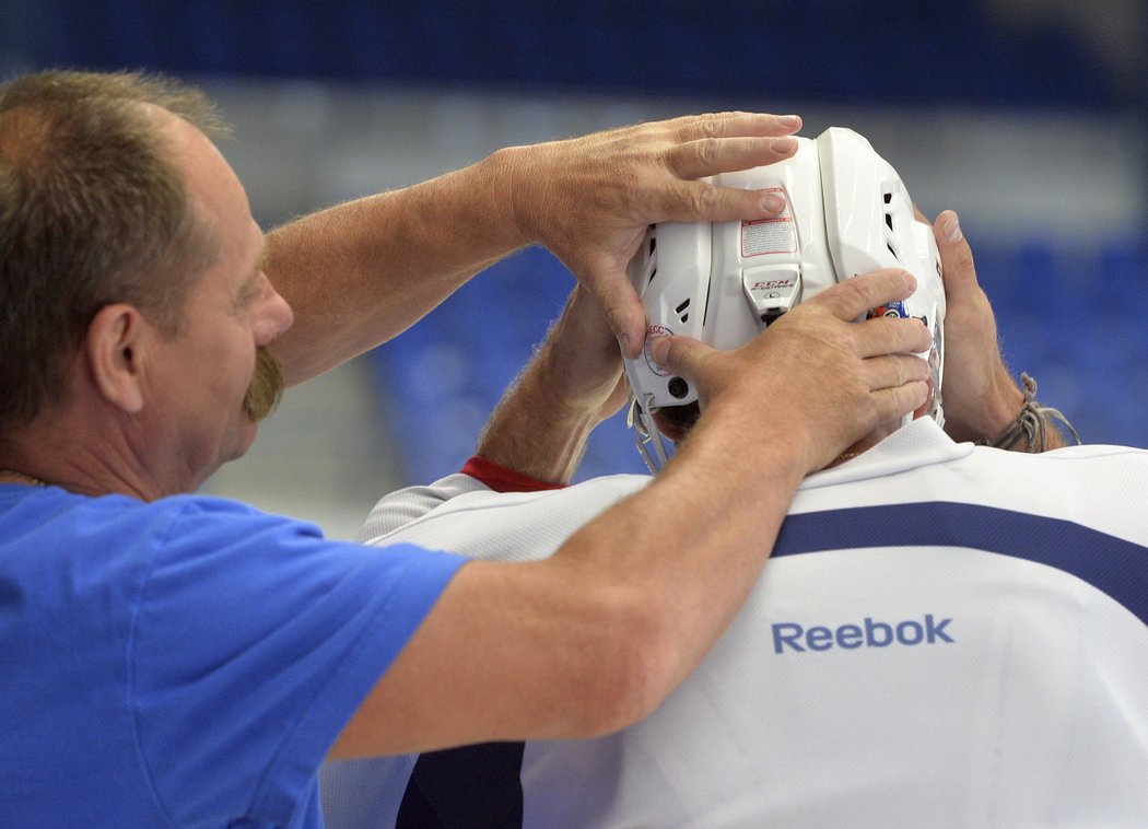 Na herní cvičení při tréninku Kladna si Jágr chtěl helmu na hlavu vzít, ale neseděla