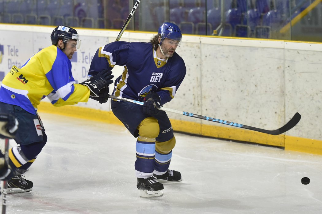 Martin Zdvořáček z Ústí nad Labem brání Jaromíra Jágra