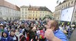 Čtvrtý zápas finále hokejové extraligy proti Liberci sledovali fanoušci Komety 19. dubna na Zelném trhu v Brně