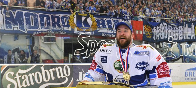 Marek Čiliak s trofejí pro mistra extraligy