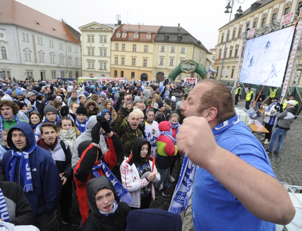 Čtvrtý zápas finále hokejové extraligy proti Liberci sledovali fanoušci Komety 19. dubna na Zelném trhu v Brně