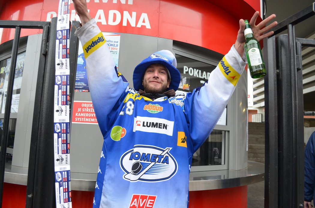 Fanoušek s přezdívkou Klobouk čekal na lístky na finále proti Pardubicím 27 hodin