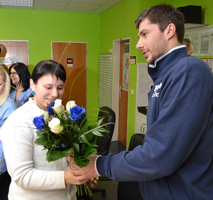 Brněnský kapitán Leoš Čermák předává květinu na návštěvě Dětské nemocnice v Brně