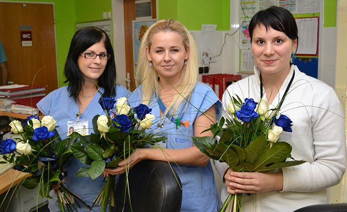 Zdravotní sestřičky dětské nemocnice dostaly od hráčů Komety Brno pěkné květiny