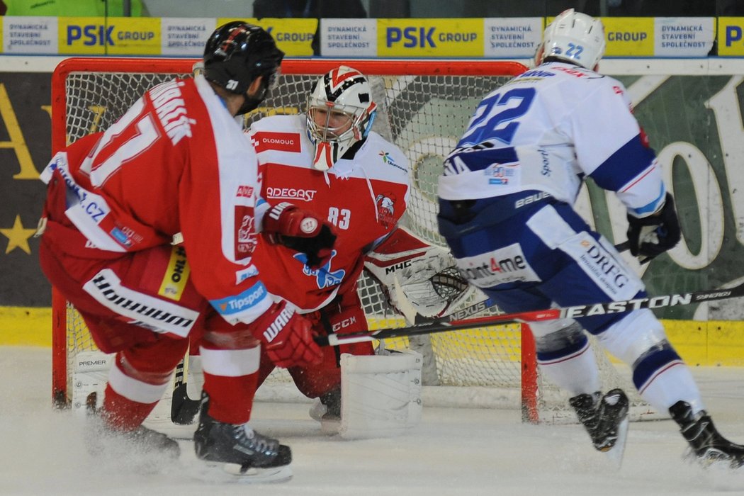 Brankář Olomouce Martin Falter se musel proti Kometě pořádně ohánět