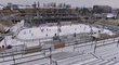 Hráči si na provizorním stadionu stěžovali na osvětlení ledu.