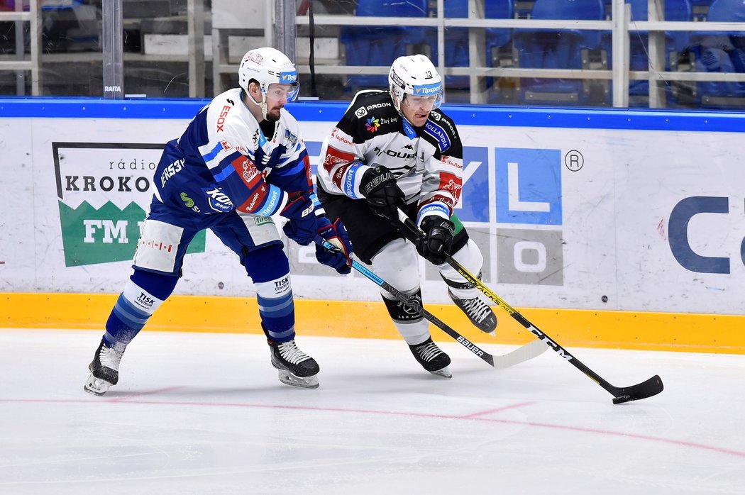 Útočník Komety Petr Holík v utkání s Karlovými Vary