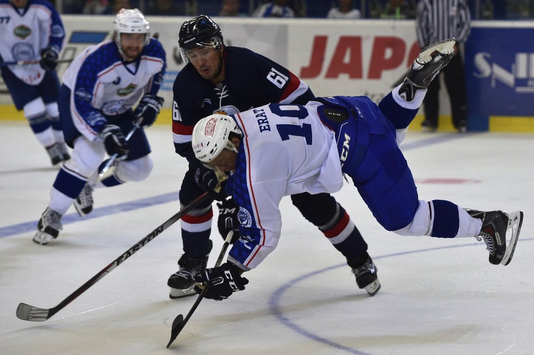 Hráči zprava Martin Erat z Brna a Jonathan Cheechoo z Bratislavy