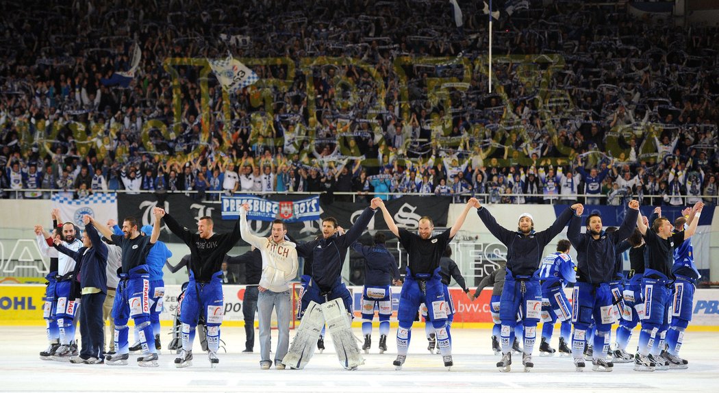 oslavy v brněnské aréně po postupu hokejistů Komety přes pražskou Spartu byly hodně divoké