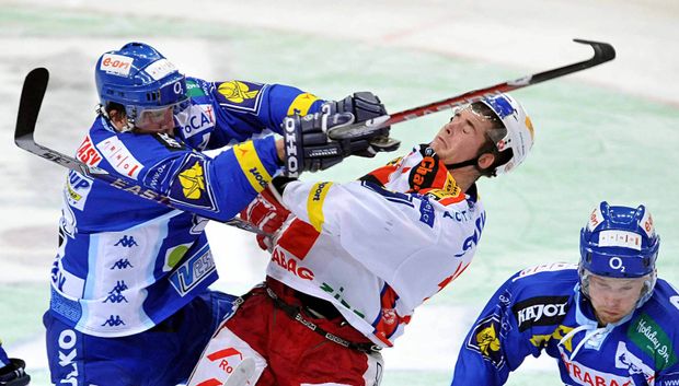 Roman Červenka v souboji s Radimem Bičánkem Roman Červenka v souboji s Radimem Bičánkem
