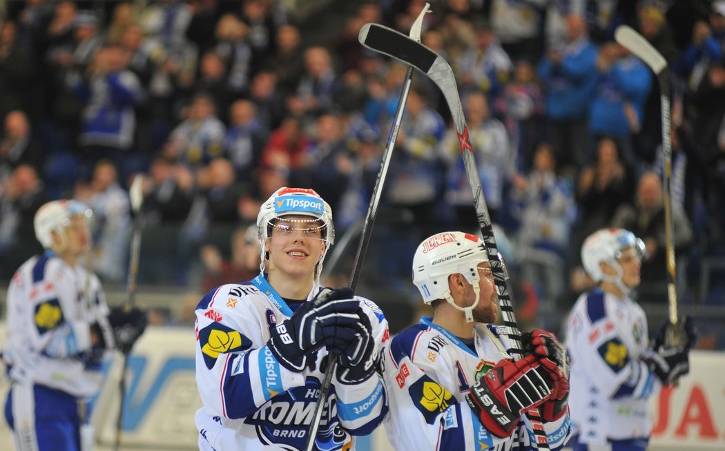 Hokejisté Komety zdraví fanoušky na konci vyhraného zápasu s Vítkovicemi