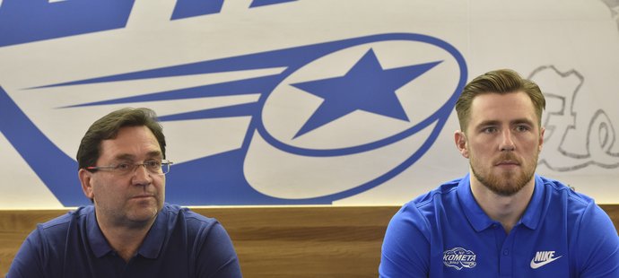 Nový trenér hokejistů Komety Brno Petr Fiala (vlevo) a hráčská posila Jakub Lev na tiskové konferenci.