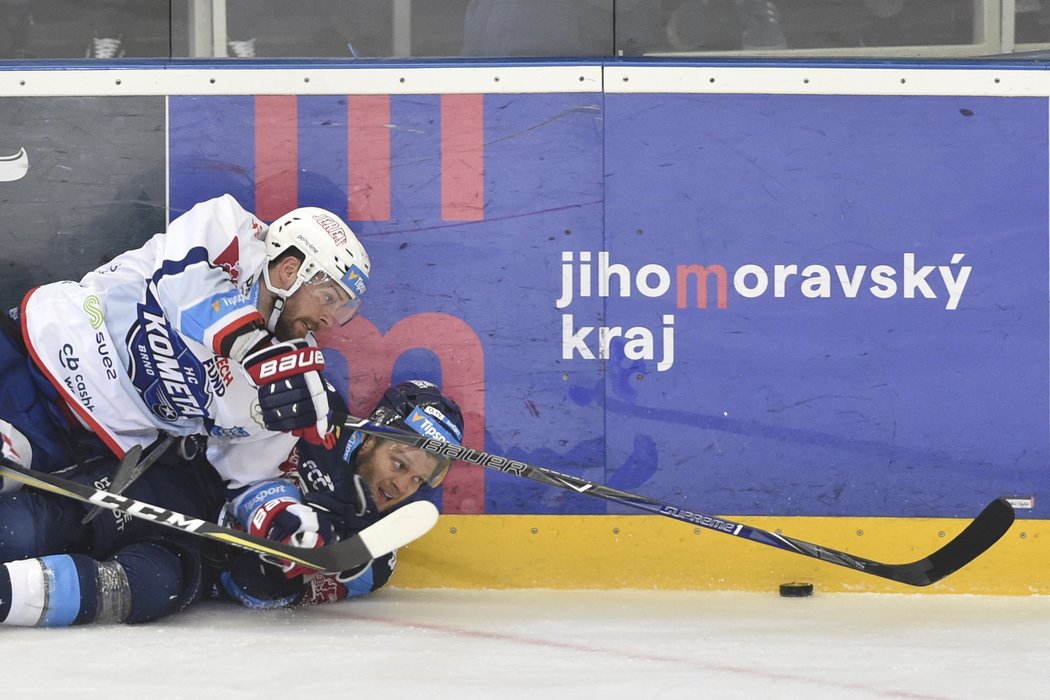 Michal Gulaši z Brna a Tyler Redenbach z Liberce v důrazném souboji u hrazení.