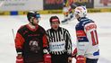 Jakub Doktor z Olomouce a Jáchym Kondelík z Pardubic v diskuzi s čárovým rozhodčím Vítem Ledererem