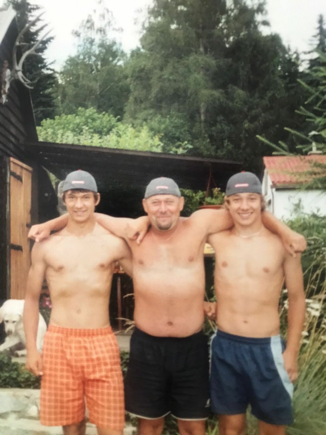 Milan Kovář (uprostřed) odmala vedl své syny Jakuba (vlevo) a Jana (vpravo) k hokejovému štěstí