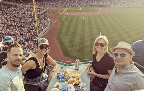 David Krejčí na baseballovém zápase v Bostonu. Jedná mimo jiné o návratu k Bruins?